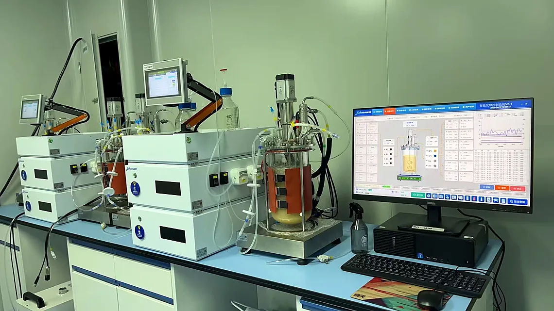实验室内平行生物反应器与运行 Echosmart 上位机的控制电脑